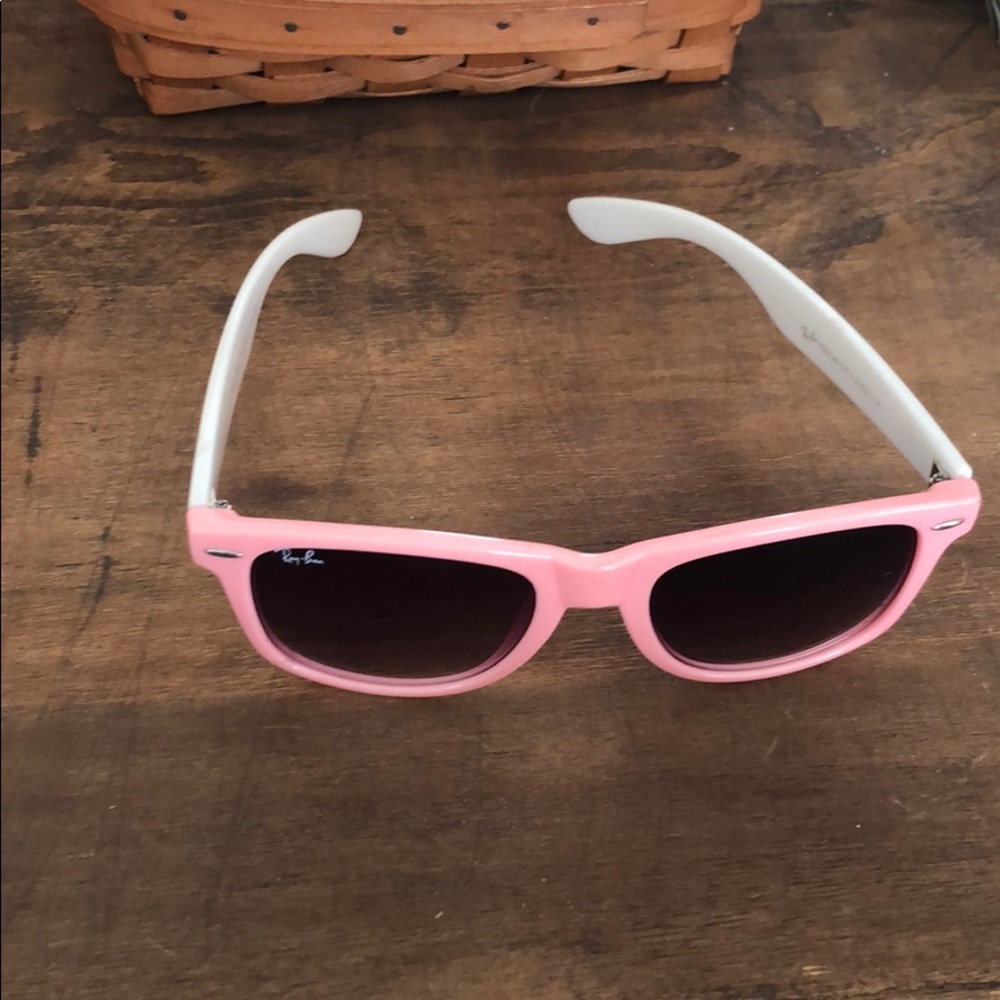 Ray Ban! SO CUTE!